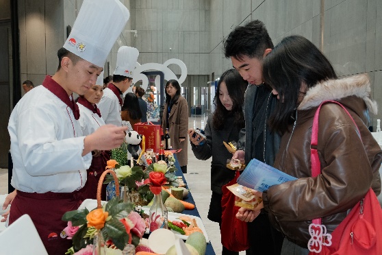 一些人在切蛋糕

AI 生成的内容可能不正确。