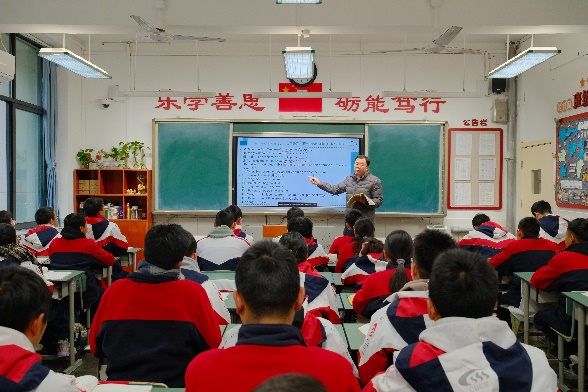 人们在看台上的人群AI 生成的内容可能不正确。