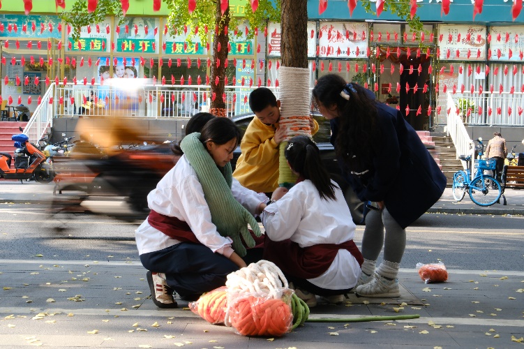 小孩们在街道上走AI 生成的内容可能不正确。