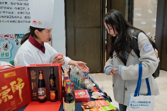 图片包含 人, 女人, 桌子, 食物

AI 生成的内容可能不正确。