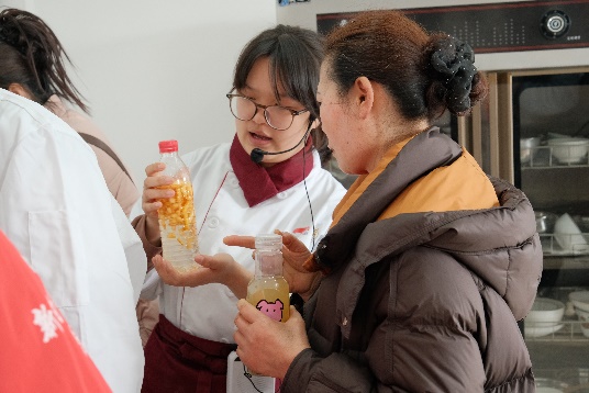 男人和女人在吃东西

AI 生成的内容可能不正确。