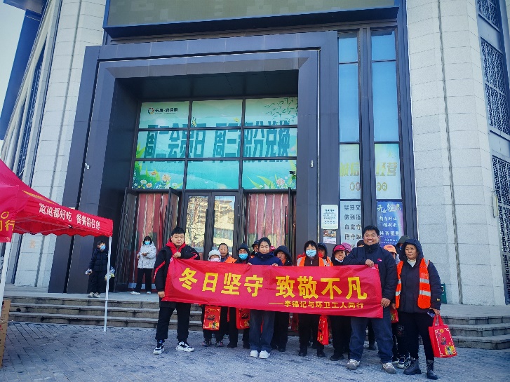 图片包含 建筑, 户外, 前, 男人AI 生成的内容可能不正确。