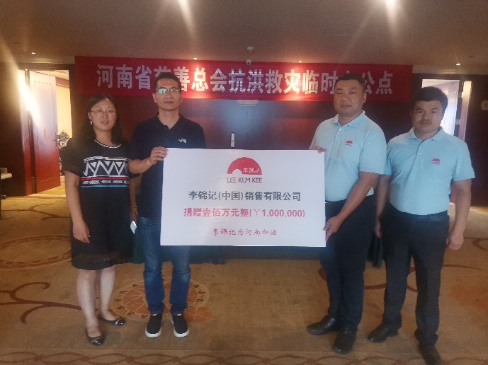 一群男人和女人站在房间里AI 生成的内容可能不正确。