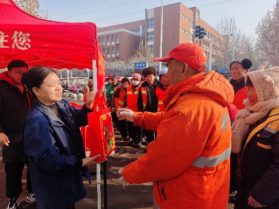 戴帽子的男人在街道边站着一群人AI 生成的内容可能不正确。