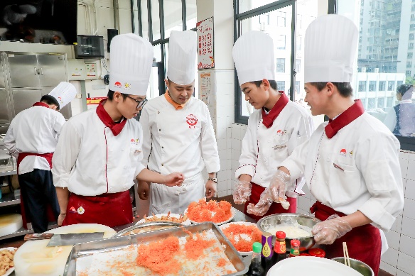 一群人在厨房里制作食物AI 生成的内容可能不正确。