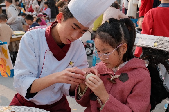 小孩们在吃东西

AI 生成的内容可能不正确。