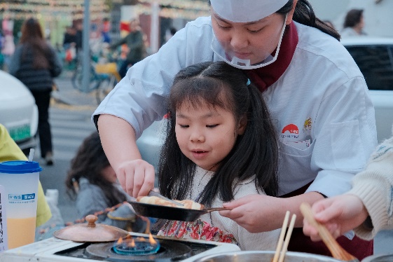 图片包含 人, 食物, 桌子, 女人

AI 生成的内容可能不正确。