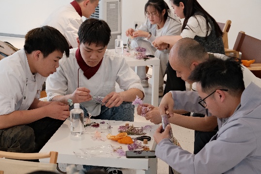 一群人围坐在桌子前吃东西

AI 生成的内容可能不正确。