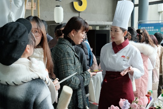 图片包含 人, 室内, 女人, 男人

AI 生成的内容可能不正确。