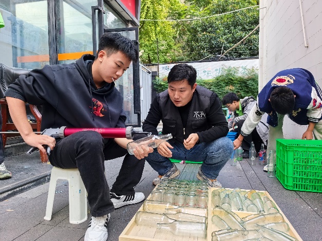 街道边的人们

AI 生成的内容可能不正确。