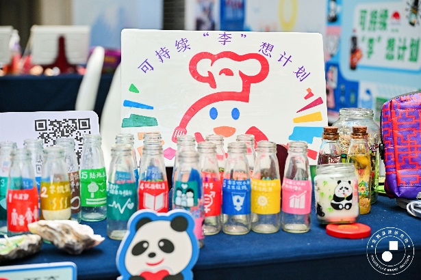 桌子上放着许多瓶子

AI 生成的内容可能不正确。