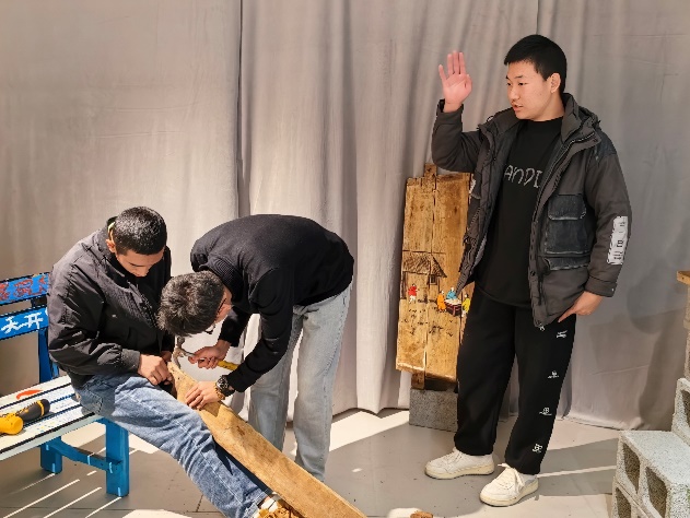 图片包含 人, 男人, 室内, 桌子

AI 生成的内容可能不正确。