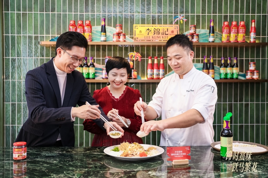 一群人正在用餐聊天AI 生成的内容可能不正确。