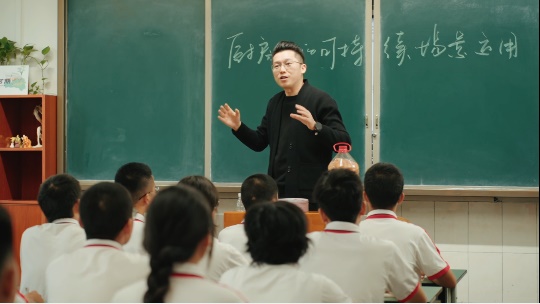 人们在看台上

AI 生成的内容可能不正确。