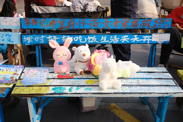 图片包含 桌子, 室内, 蛋糕, 建筑AI 生成的内容可能不正确。