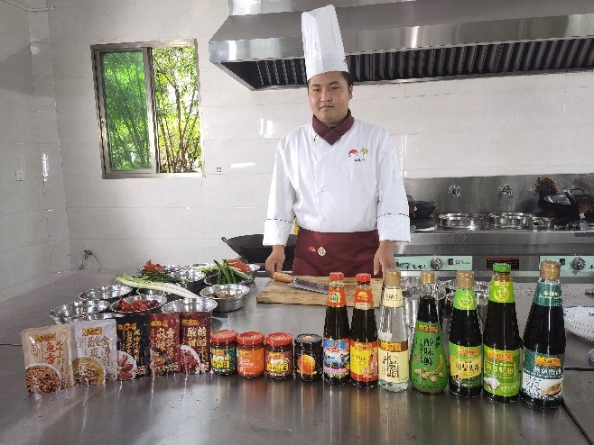 男人站在厨房里做食物AI 生成的内容可能不正确。