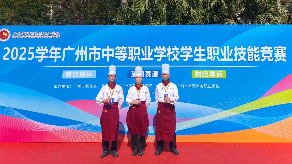 图片包含 站, 男人, 大, 女人AI 生成的内容可能不正确。