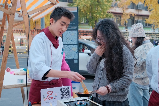 人在切蛋糕

AI 生成的内容可能不正确。