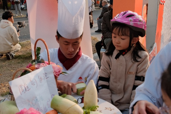 图片包含 人, 桌子, 食物, 男人

AI 生成的内容可能不正确。