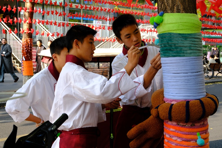 图片包含 男人, 蛋糕, 狗, 站AI 生成的内容可能不正确。