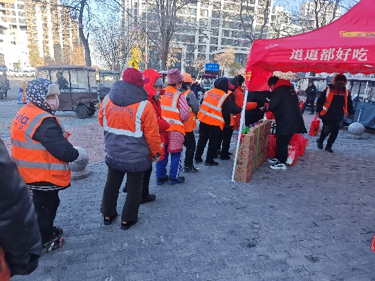 一群人站在雪地上AI 生成的内容可能不正确。