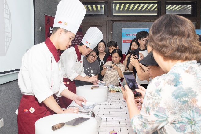男人和女人在切蛋糕的一群人AI 生成的内容可能不正确。