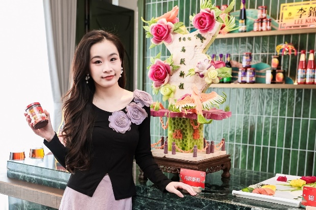 女人站在蛋糕旁边AI 生成的内容可能不正确。