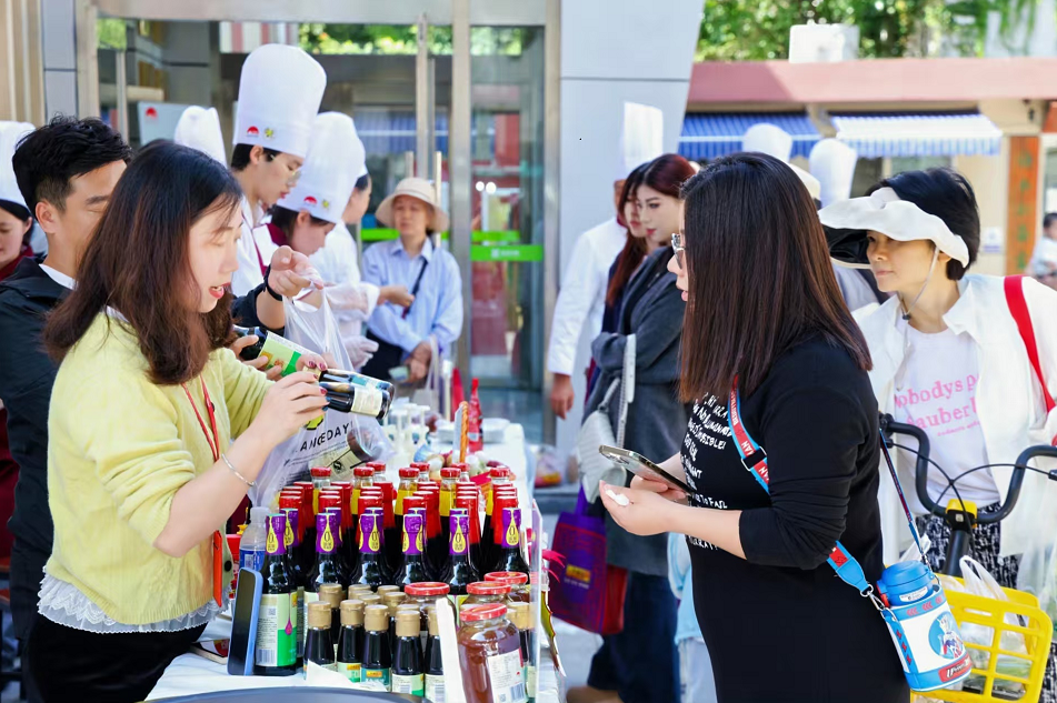 一群人站在桌子边AI 生成的内容可能不正确。