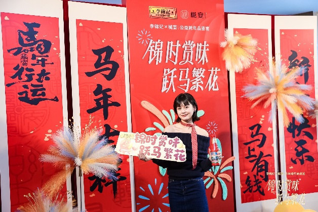 人站在涂鸦墙前AI 生成的内容可能不正确。