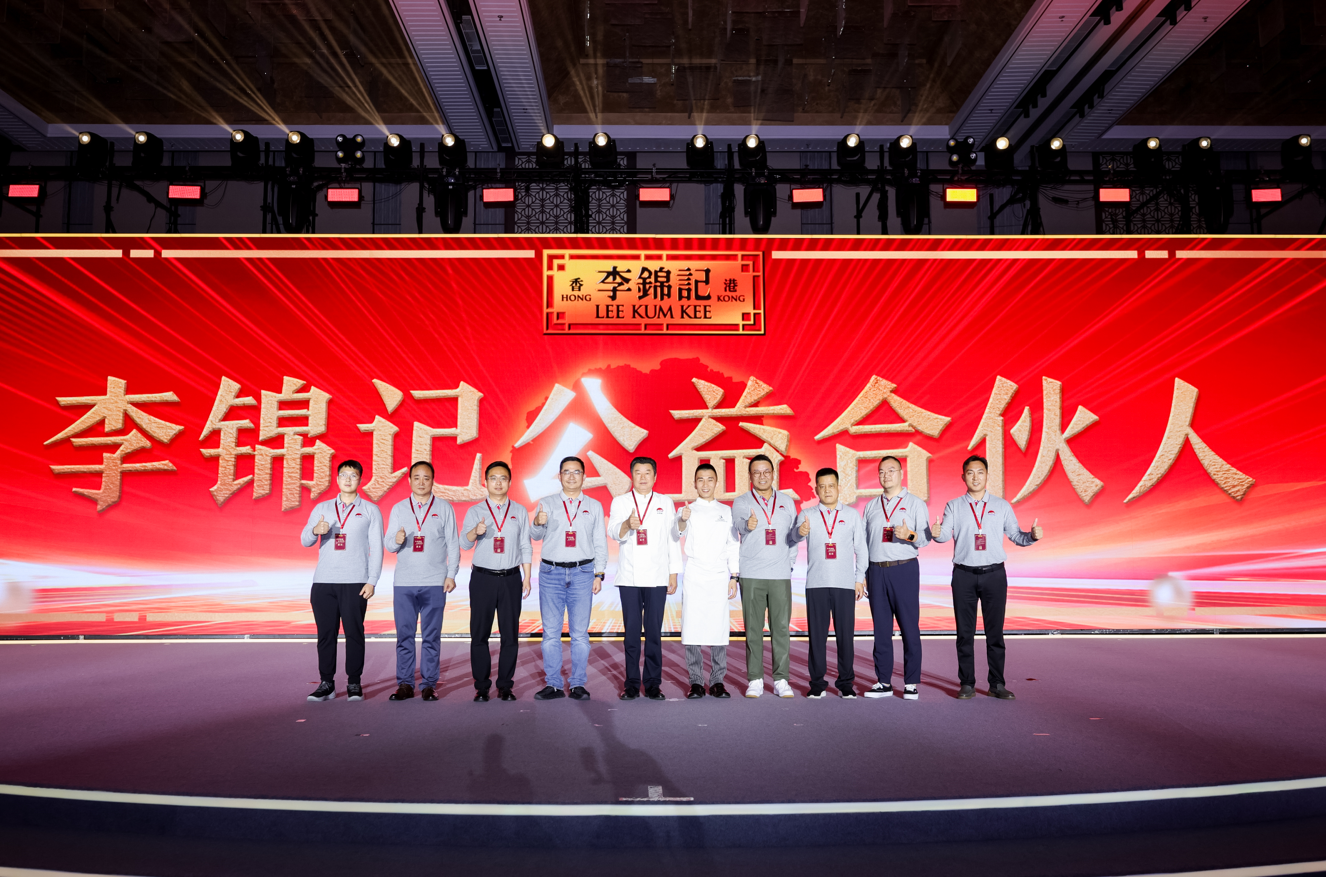 图片包含 建筑, 站, 男人, 播放器AI 生成的内容可能不正确。