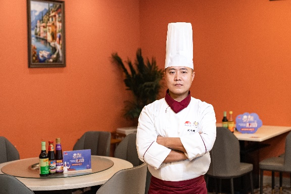 图片包含 人, 室内, 男人, 桌子AI 生成的内容可能不正确。