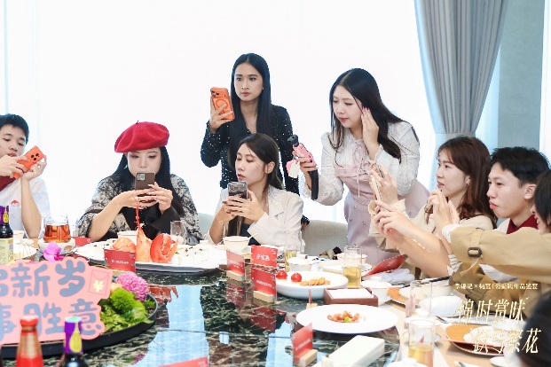 一群人在桌子前吃东西AI 生成的内容可能不正确。