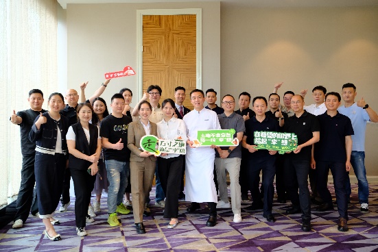 一群人站在一起

AI 生成的内容可能不正确。