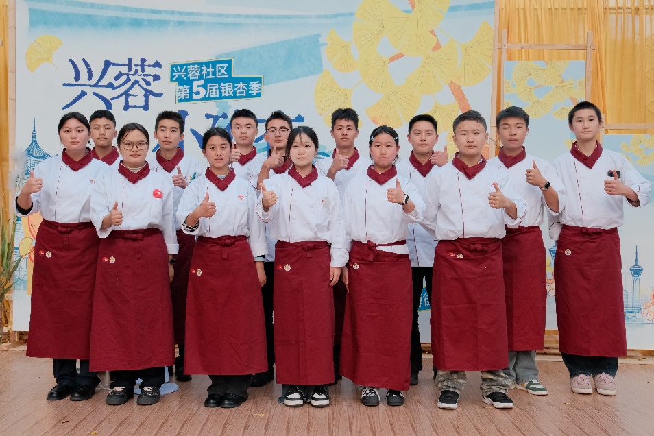 一群人站在一起AI 生成的内容可能不正确。