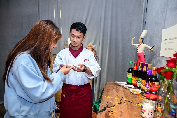 图片包含 人, 室内, 女人, 蛋糕

AI 生成的内容可能不正确。