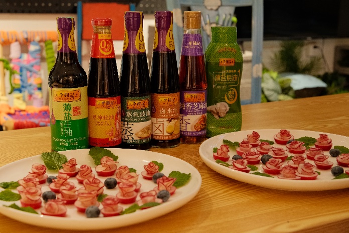 桌子上有许多食物和饮料

AI 生成的内容可能不正确。