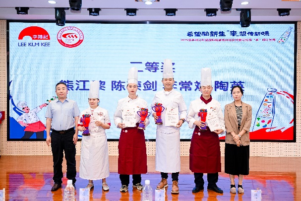 图片包含 桌子, 站, 男人, 一群AI 生成的内容可能不正确。