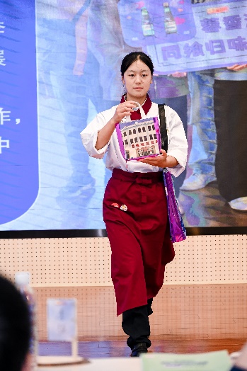 小孩站在一起AI 生成的内容可能不正确。