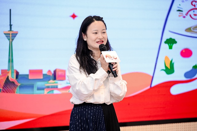 女子穿白色衣服的人在打电话

AI 生成的内容可能不正确。