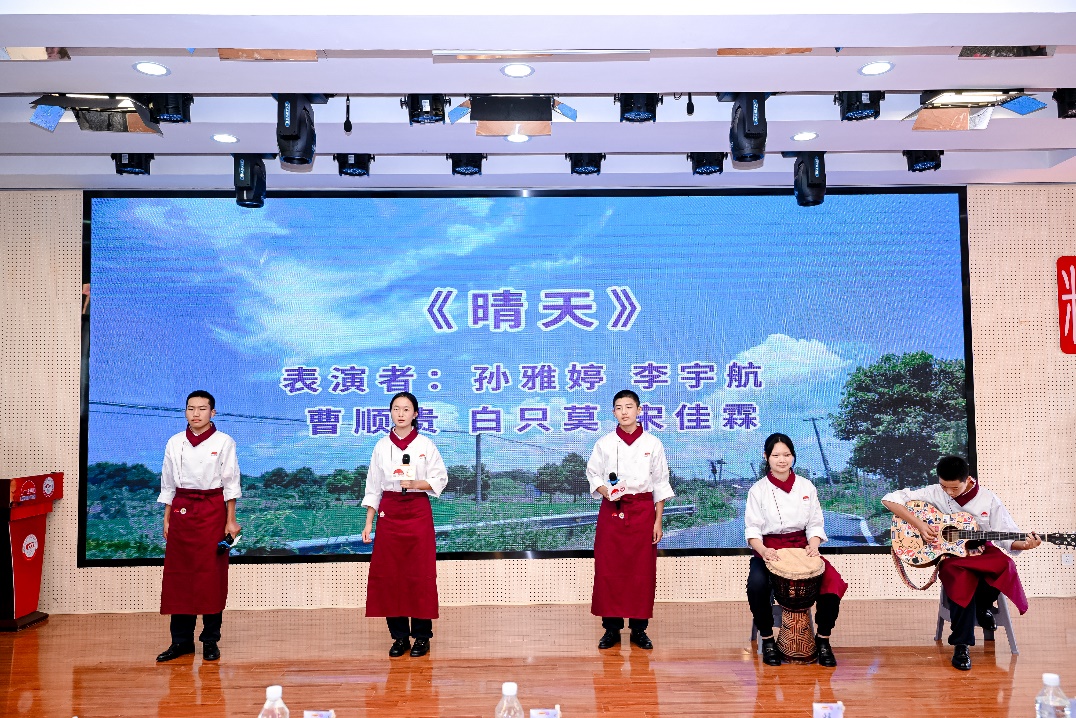 一群人站在台上AI 生成的内容可能不正确。
