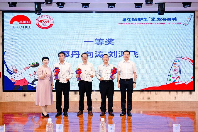 一群人站在台上AI 生成的内容可能不正确。
