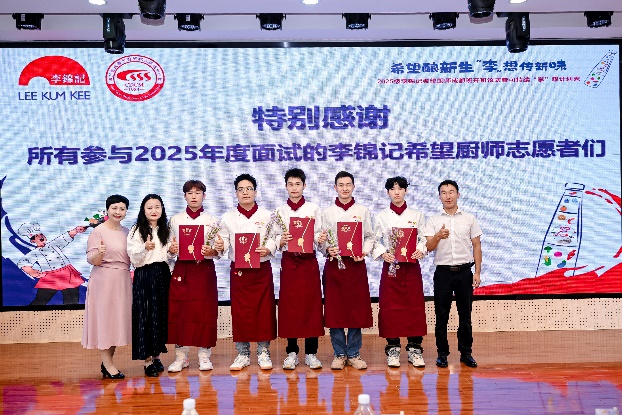 一群人站在一起合影

AI 生成的内容可能不正确。