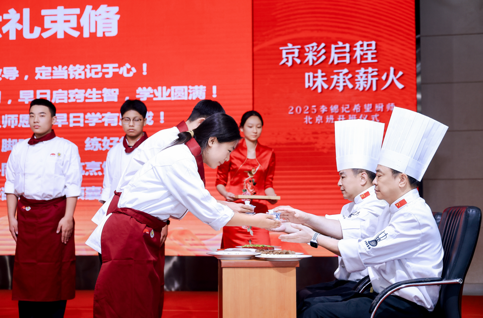 一群人正在用餐聊天AI 生成的内容可能不正确。