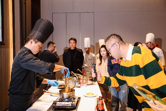 一群人在桌子前切蛋糕AI 生成的内容可能不正确。