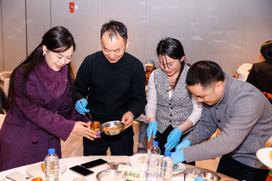 男人和女人在切蛋糕AI 生成的内容可能不正确。