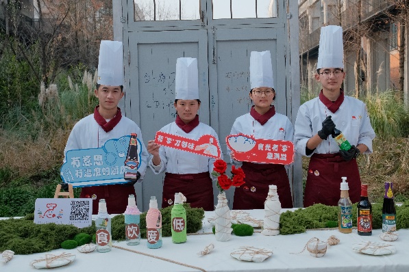 一群人站在桌子上AI 生成的内容可能不正确。