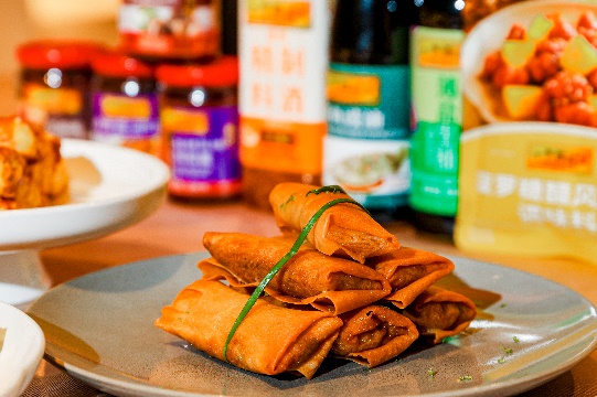 桌子上的盘子里放着许多食物AI 生成的内容可能不正确。 桌子上的盘子里放着许多食物AI 生成的内容可能不正确。