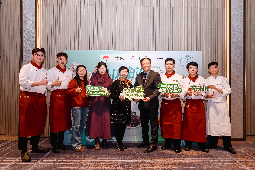 一群人站在壁报板前拍照AI 生成的内容可能不正确。 一群人站在壁报板前拍照AI 生成的内容可能不正确。