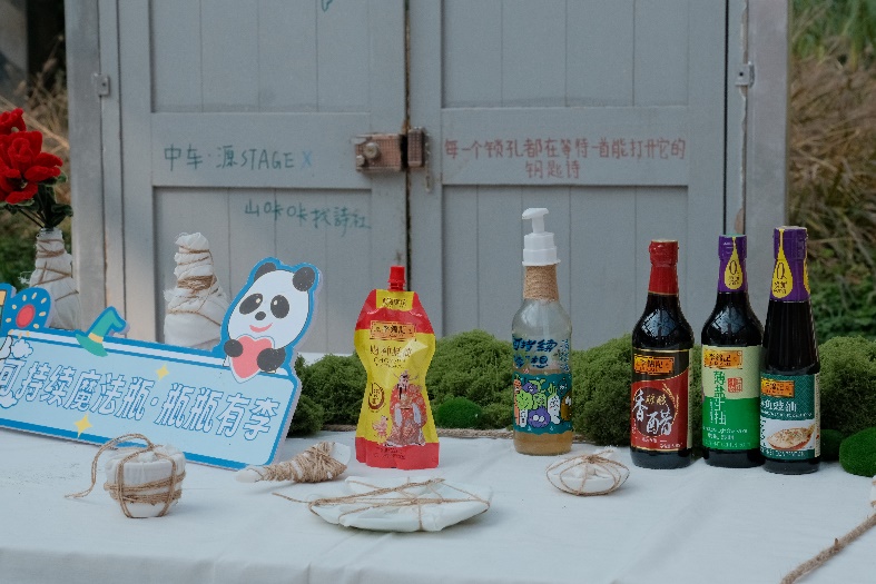 桌子上放着许多瓶子AI 生成的内容可能不正确。