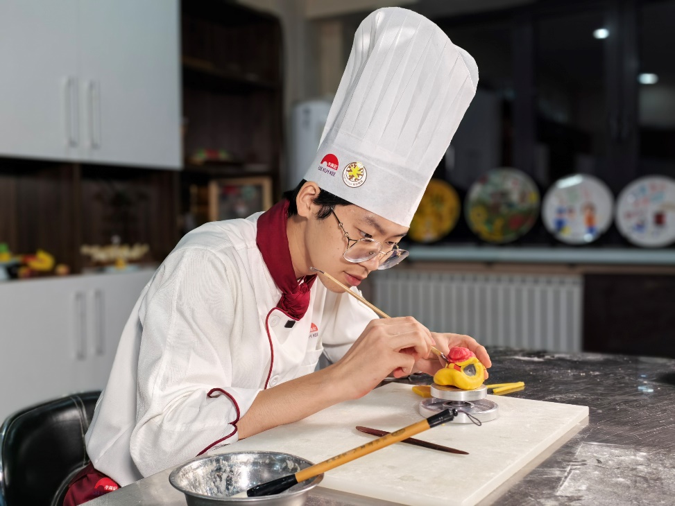 戴帽子的人在吃东西AI 生成的内容可能不正确。 戴帽子的人在吃东西AI 生成的内容可能不正确。